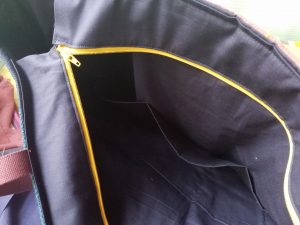 Tote 1 zipper closure