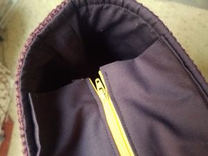 Tote 1 zipper closure