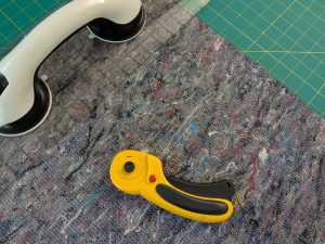Cutting a shoddy blanket